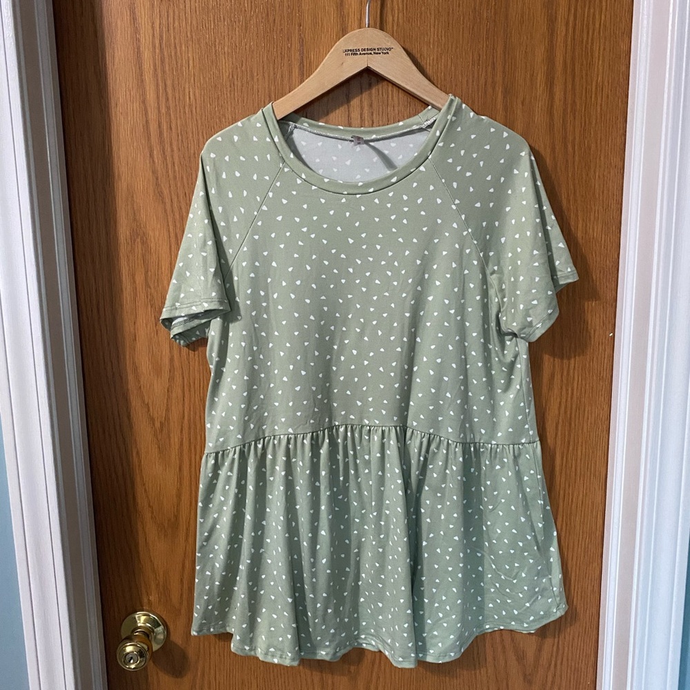 SUPER SOFT Tee with peplum bottom. Medium.